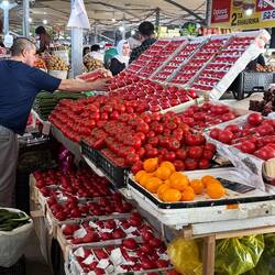 auf dem Basar ,Früchte werden poliert