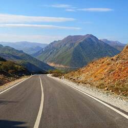 Zum Glück war der Schotter nur der zubringer zu dieser Straße...zum Glück 😅
