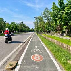 De gauche à droite : chaussée véhicules motorisés, voie vélo express, voie cycles et piétons