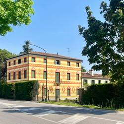 Belles villas en bordure de route
