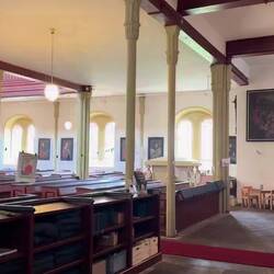 Die Sankt Magnus-Kirche von innen mit dem Sarkophag des Ritters Siebet Attena von 1473