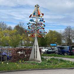 Ein schönes Windspiel am Busbahnhof von Esens