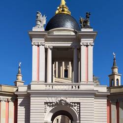 Eingangsbereich des Stadtschlosses mit Nicolai-Kirche im Hintergrund