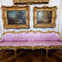Offenherzige Gemälde mit schmalen Sofas, die nicht dem Sitzen, nur der Raumgestaltung dienten