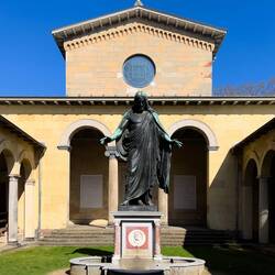 Atrium der Friedenskirche, antike Marmorstatue des Gottes Jupiter