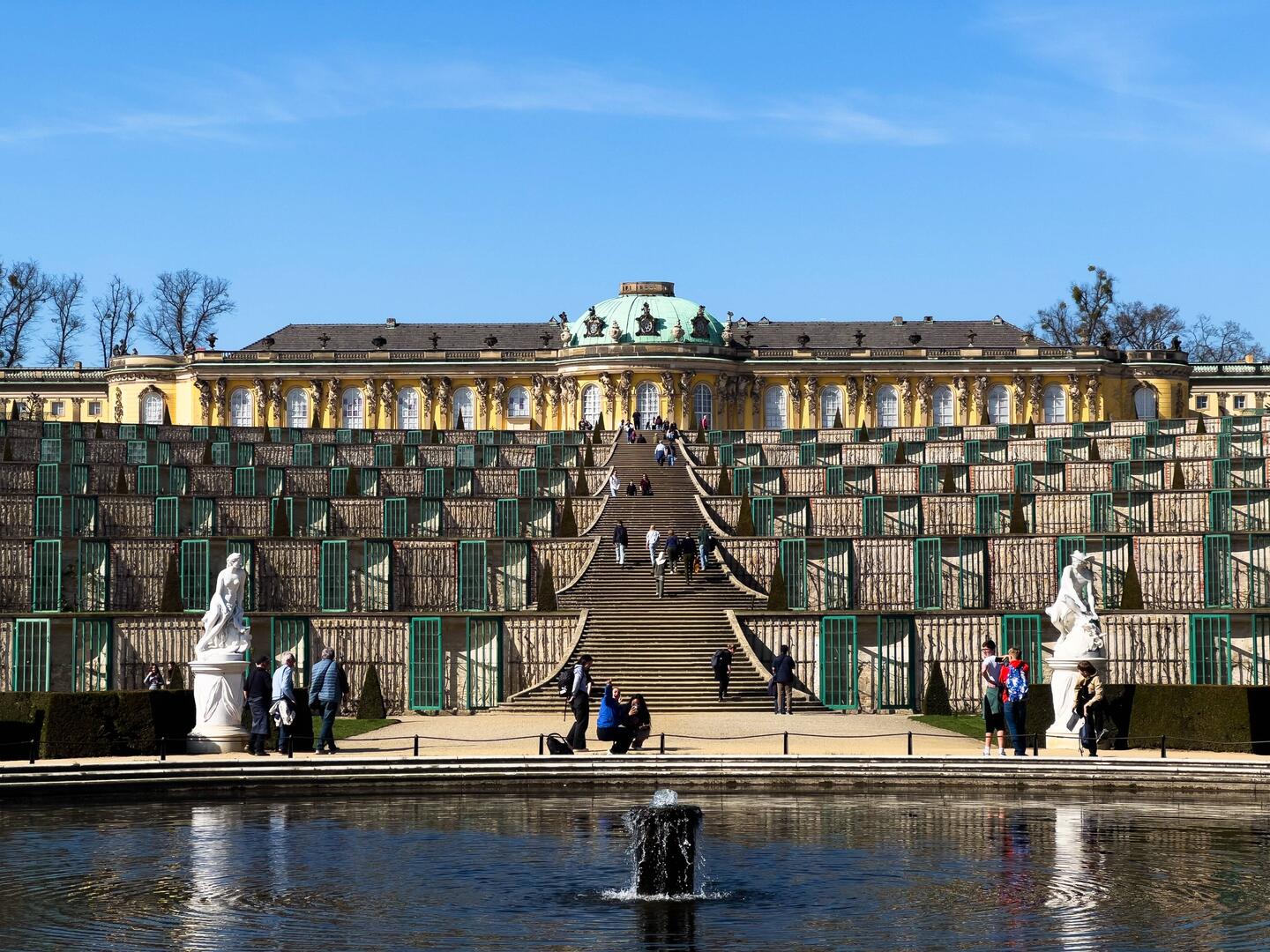 Das Schloss mit den Weinbergen, in denen inzwischen auch Feigen wachsen