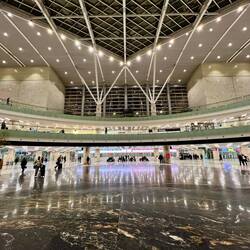 Riesiger gläserner Hauptbahnhof von Ankara - wirklich viele Züge fahren hier aber nicht.