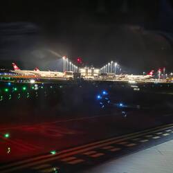 Nächtlicher Flughafen Zürich