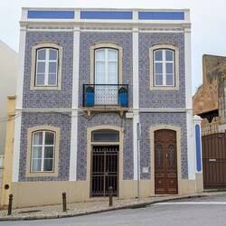 Die Fliesen mit ihren Traditionellen Mustern nennt man Azulejos.