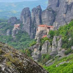 Im Vordergrund das Kloster Rousanou