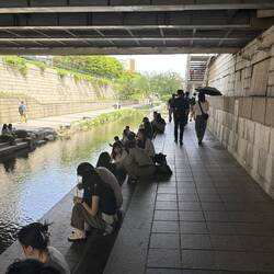 Pause unter den Brücken: Koreanerinnen wollen helle Haut und meiden die Sonne. 