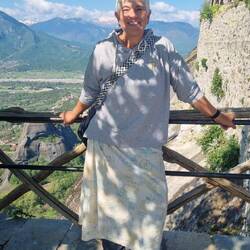 FRAUEN dürfen keine Hosen man muss sich ein Tuch umbinden