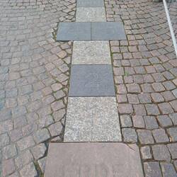 Vor der Kirche