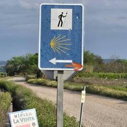 The orange arrows are for a different route, the Camino Ignacio