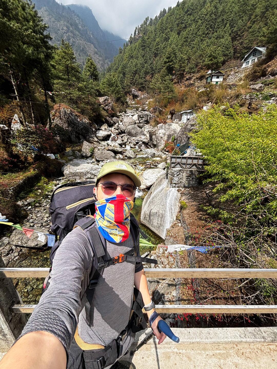 Départ au soleil (le cache-cou c'est contre la poussière)