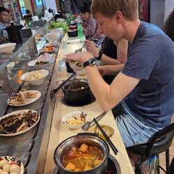 Chinesisch Hot Pot essen. Vielleicht etwas zu authentisch für uns, links fahren Kutteln vorbei