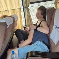 Die Vorzüge der breiten Bus-Sitze im "Sofa-Seater" haben wir dann auch genutzt 🥱