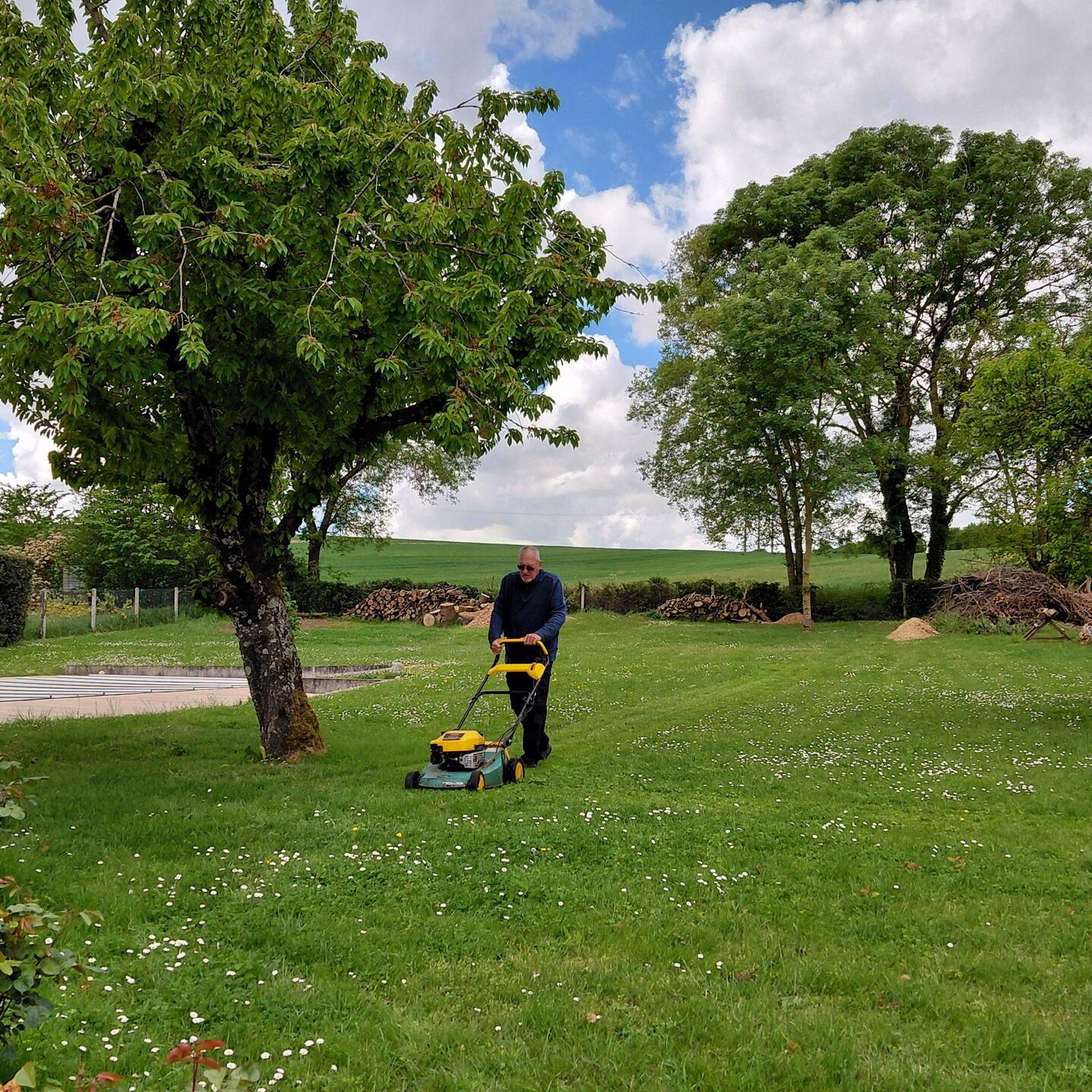 Back to LPR Capt Roger at the helm of the mower