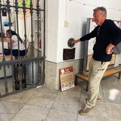 Sesam öffne dich! Martin bedient eine mechanische Toröffnung (Seil in der Mauer).