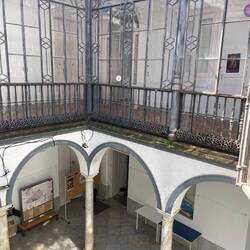 Innenhof des Hauses Guzmán Sotomayor, adlige Familie aus Léon, Haus vergammelt, ist nicht bewohnbar.