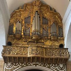 Barocke Orgel mit waagrecht herausragenden Pfeifen