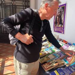 Auch hier greift Martin nicht zu. Vergilbte Bücher gegen eine Spende. Wir spenden trotzdem etwas.