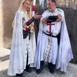 Wir vermuten ein Spektakel mit Ritterspielen der Templer in der Burg.