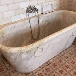 In dieser Marmorbadewanne wurde schon seit langem nicht mehr gebadet.