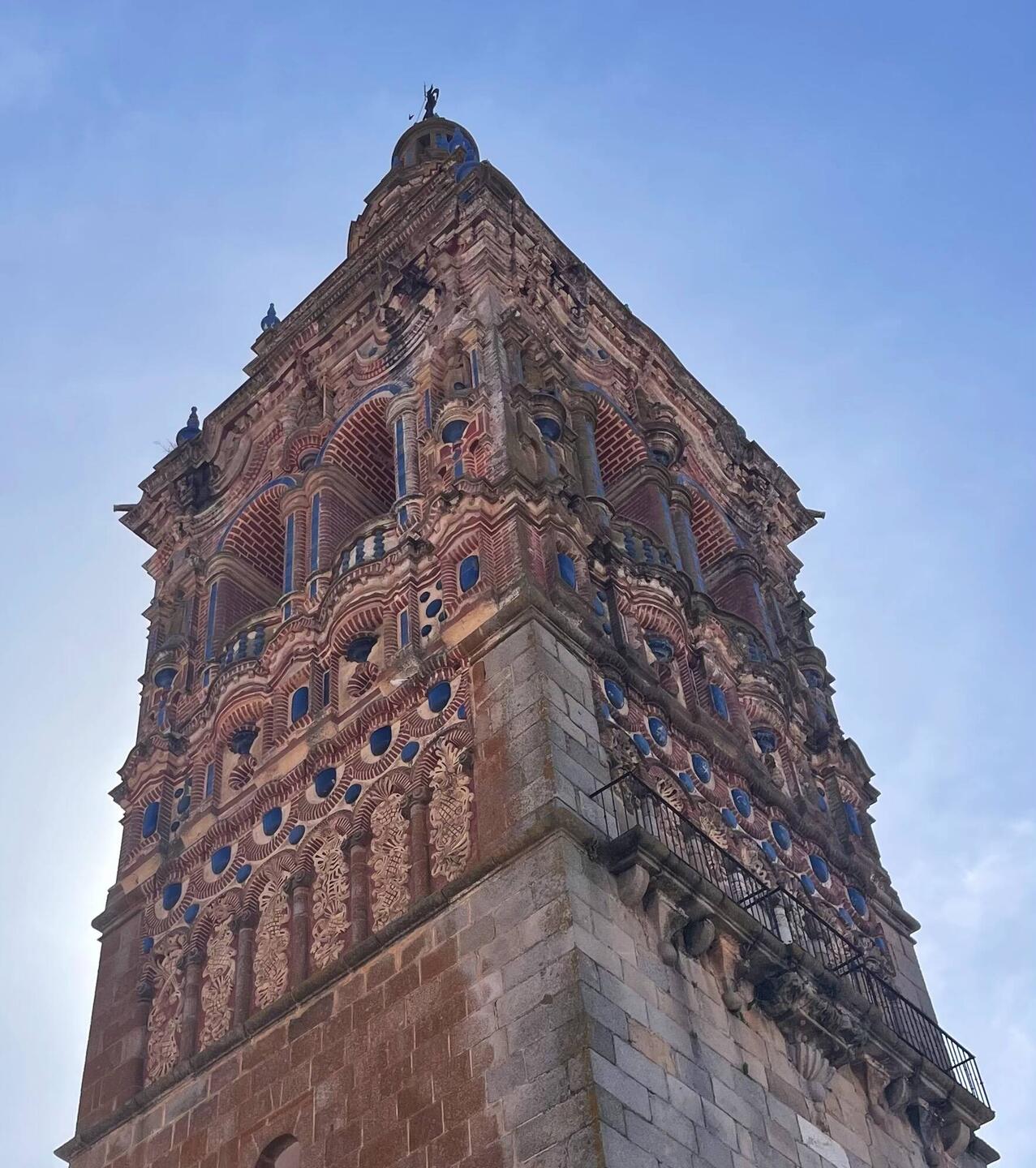 Iglesia de San Miguel Arcángel mit barockem Turm ...