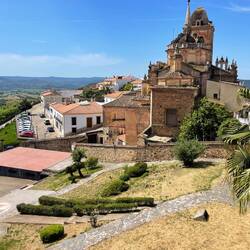 Weitläufige Burg mit Garten. Blick ins Weite und über Jerez de los Caballeros