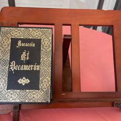 Das Decameron auf Spanisch. Lesevorrichtung mit Seiten-Haltehilfe (unten li/re)