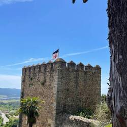 Fahne der Tempelritter auf dem Torre del Homenaje