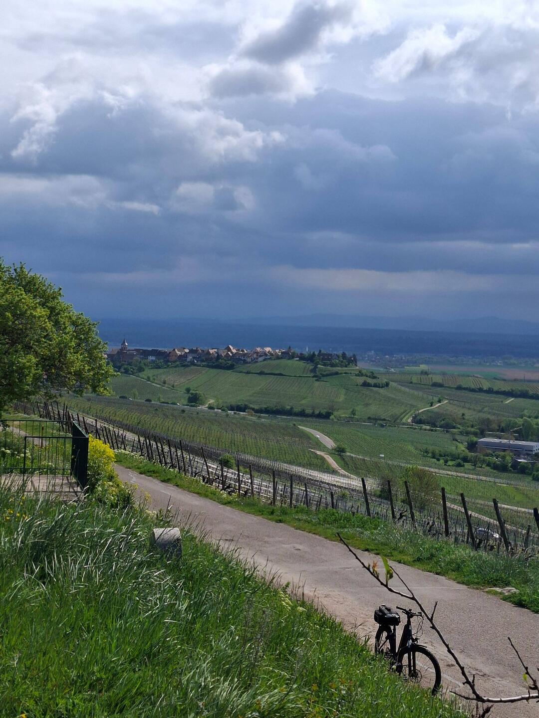 Die dunklen Wolken ziehen weg.