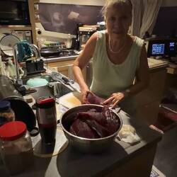 Doris musste irgendwie mit den großen Filets klarkommen.die erste Nachtschicht war schon angebrochen