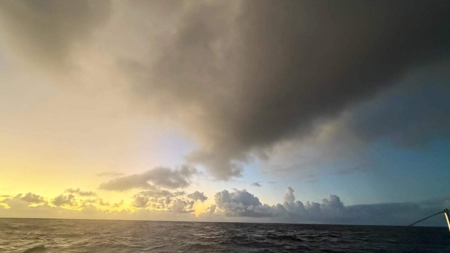 Farbenspiele am Abend. Rechts braut sich was zusammen