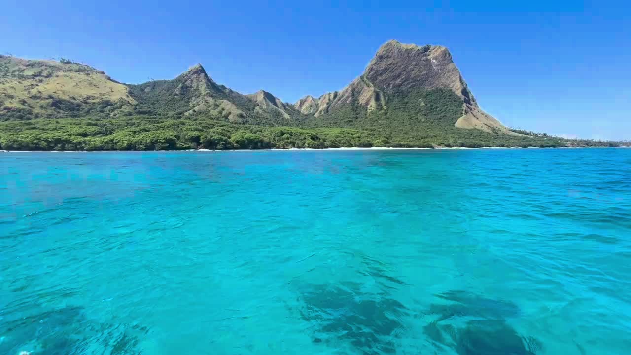 Fast kitschig: Kristallklares Wasser, dahinter ein unglaublich steiler Zahn