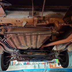 Wenn schon mal auf der grube dann den Bus mal von untern checken. Die Gummis sind alle noch fit 😌