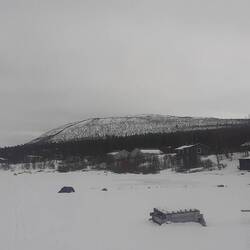 das eigentliche Dorf Saltoloukta verstäckt sich zwischen Bäumen am See
