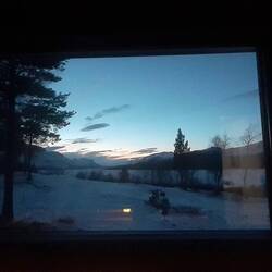 Der Blick aus der Sauna verrät wenig über das nächtliche Leuchten aber schön ist er.