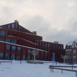 die Stadthalle wirkt protzig und wirkt wie alle Häuser hier abschottend