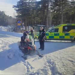 während der Bus kommt hat auch die Ambulanz alle Hände voll zu tun