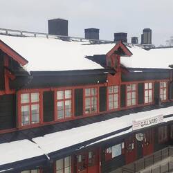 am Abend warte ich am Bahnhof auf die lange Reise zurück gen Süden