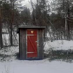 im Dorf herschen die gleichen Bedingungen wie überall - fließend Wasser gibt es nur im Bach nebenan