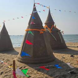 Am Strand wird auch schon aufgebaut.