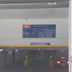 Schnäppchenpreise im Parkhaus.