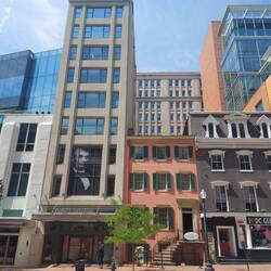 Das kleine hellrote ist das Haus in dem Er starb und das hohe links ist das was danach geschah.