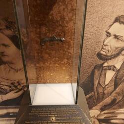 Das war die Mordwaffe, ein Derringer.