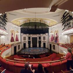 Das Theater (Loge ist rechts).