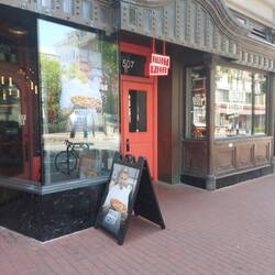 Das Backpflaumengesicht ist auch überall.