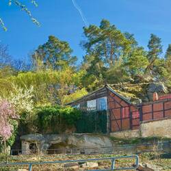 Eine der unteren Höhlenwohnungen oberhalb des Geländers